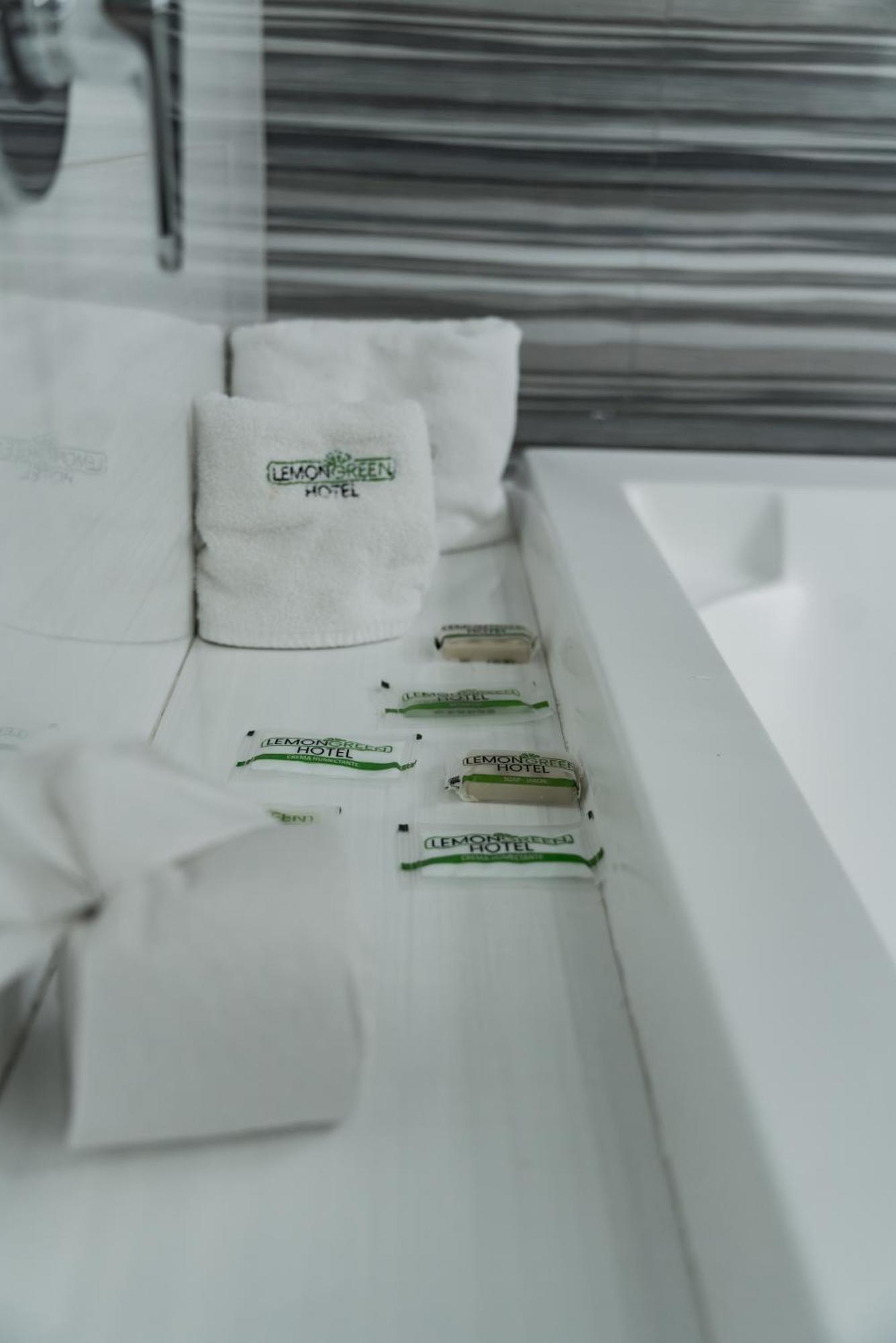 Hotel Lemon Green -Zona Expo Frente Al Centro De Convenciones กัวดาลาฮารา ภายนอก รูปภาพ